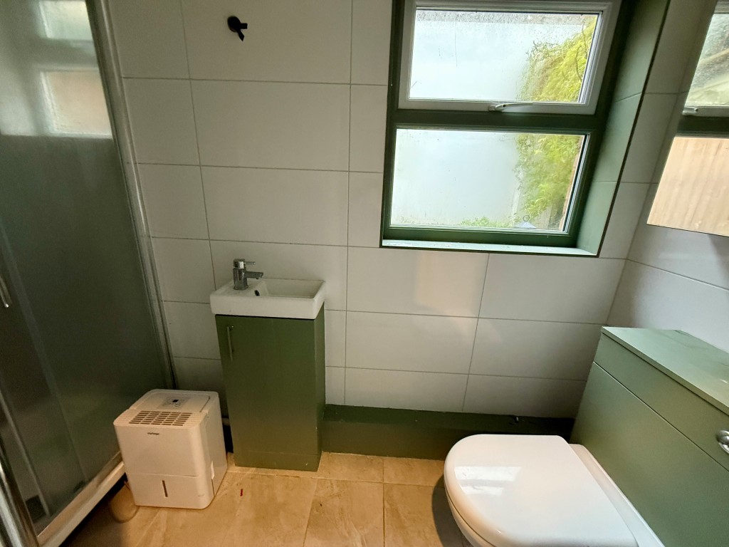 Lot: 10 - EXTENDED MID-TERRACE HOUSE IN TOWN CENTRE - Ground floor shower room with W.C